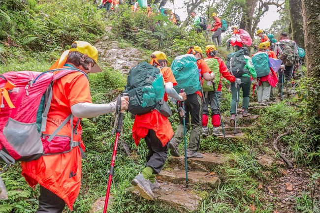 Chị Hằng biên tập - Đoàn leo núi 500 người chào cờ, hát vang Quốc ca trên đỉnh Fansipan - Ảnh 3.