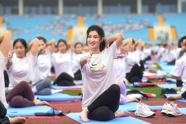 Dàn Hoa hậu, Á Hậu cùng 5.000 người đồng diễn yoga, xếp hình lá cờ Tổ quốc - Ảnh 3.