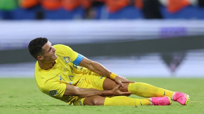 Ronaldo bật khóc vì chấn thương sau khi giúp Al Nassr vô địch 'Cúp C1 Ả rập' - Ảnh 3.