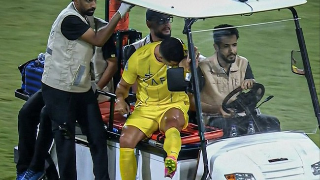Ronaldo bật khóc vì chấn thương sau khi giúp Al Nassr vô địch 'Cúp C1 Ả rập' - Ảnh 4.