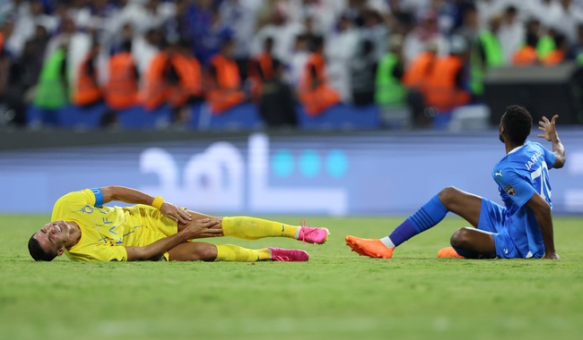 Ronaldo bật khóc vì chấn thương sau khi giúp Al Nassr vô địch 'Cúp C1 Ả rập' - Ảnh 2.