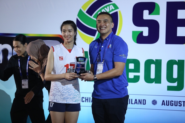 Đoàn Thị Xuân nhận giải phụ công xuất sắc nhất ở lượt về SEA V.League 2023