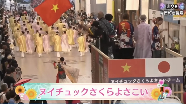Đội núi trúc Sakura Yosakoi tham gia lễ hội tại Kochi, Nhật Bản  - Ảnh 1.
