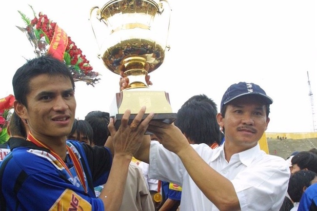 Huyền thoại HAGL 'Zico Thái' Kiatisuk: Siêu sao Đông Nam Á và mối tình sâu đậm với bóng đá Việt Nam - Ảnh 3.