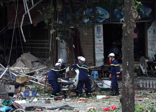 Bốn người bị thương trong vụ nổ bình ga ở phố Yên Phụ, Hà Nội - Ảnh 3.