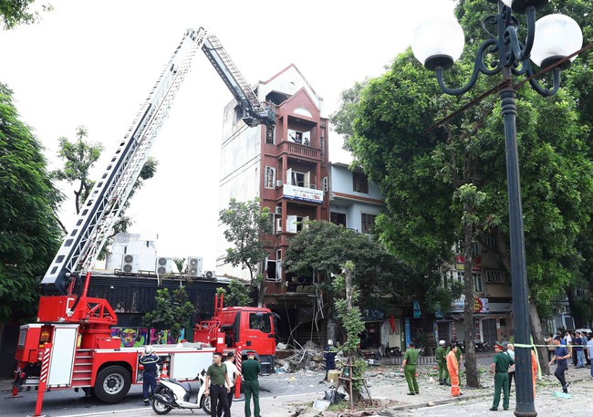 Bốn người bị thương trong vụ nổ bình ga ở phố Yên Phụ, Hà Nội - Ảnh 5.