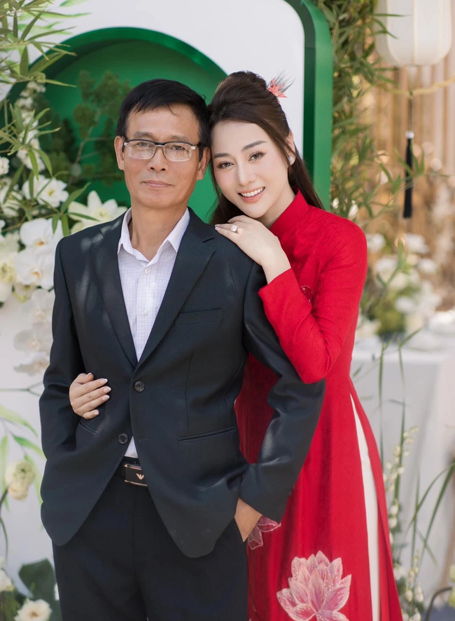 Sao Việt 16/8: Phương Oanh mừng tháng Vu Lan với bố mẹ, Lâm Bảo Châu làm 'nghìn' việc khi yêu Lệ Quyên - Ảnh 1.