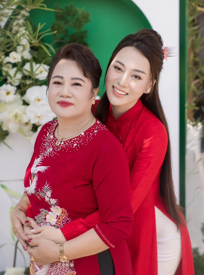 Sao Việt 16/8: Phương Oanh mừng tháng Vu Lan với bố mẹ, Lâm Bảo Châu làm 'nghìn' việc khi yêu Lệ Quyên - Ảnh 2.