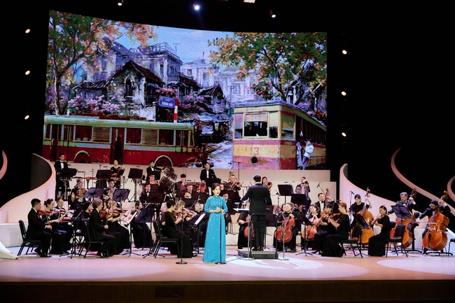 Hòa nhạc Giao hưởng Tháng Tám khai màn Nhà hát Hồ Gươm  - Ảnh 2.