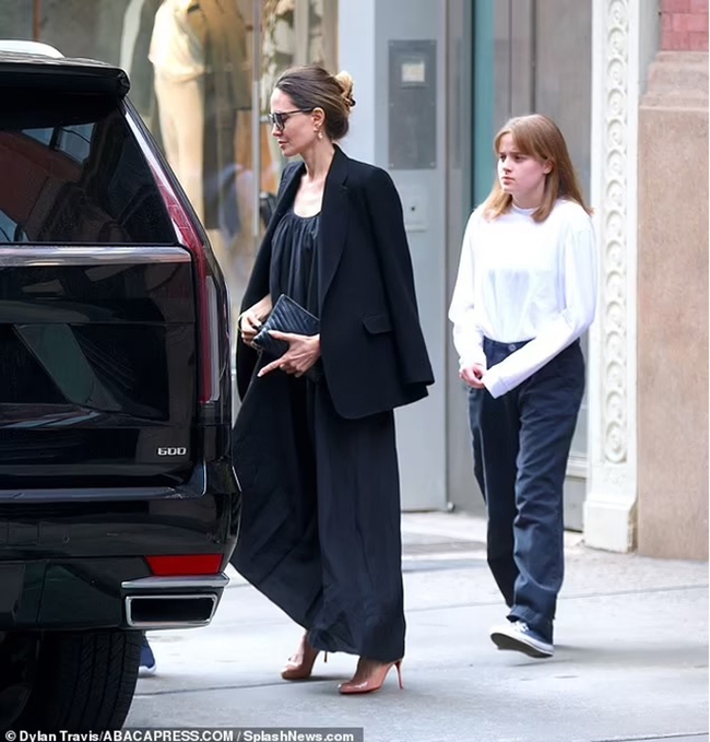 Angelina Jolie lộng lẫy bên Vivienne Jolie-Pitt sau khi thuê con gái út làm trợ lý vở nhạc kịch Broadway - Ảnh 5.