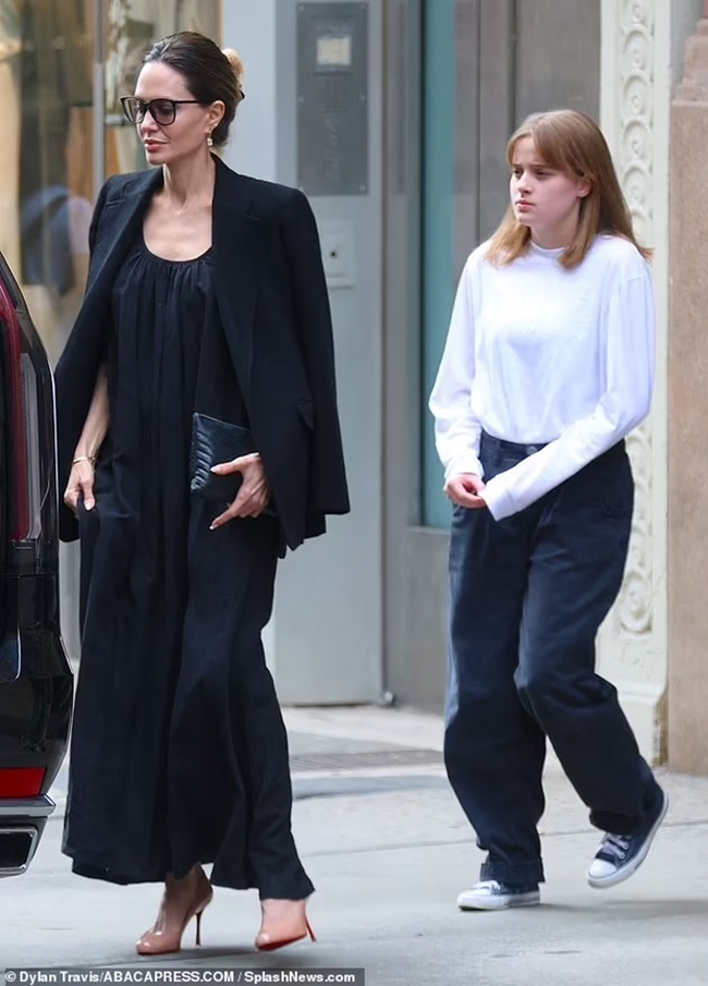 Angelina Jolie lộng lẫy bên Vivienne Jolie-Pitt sau khi thuê con gái út làm trợ lý vở nhạc kịch Broadway - Ảnh 1.