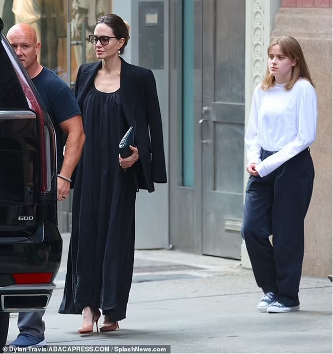 Angelina Jolie lộng lẫy bên Vivienne Jolie-Pitt sau khi thuê con gái út làm trợ lý vở nhạc kịch Broadway - Ảnh 6.