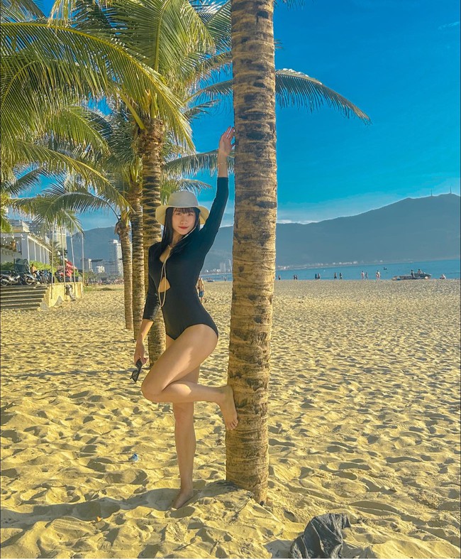 Hot girl '6 múi' của điền kinh Việt Nam khoe dáng nuột nà với bikini bên bờ biển  - Ảnh 2.