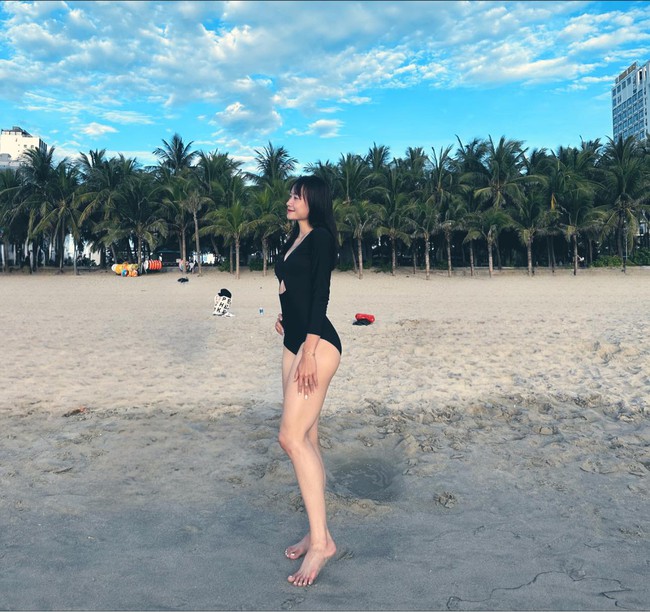 Hot girl '6 múi' của điền kinh Việt Nam khoe dáng nuột nà với bikini bên bờ biển  - Ảnh 3.
