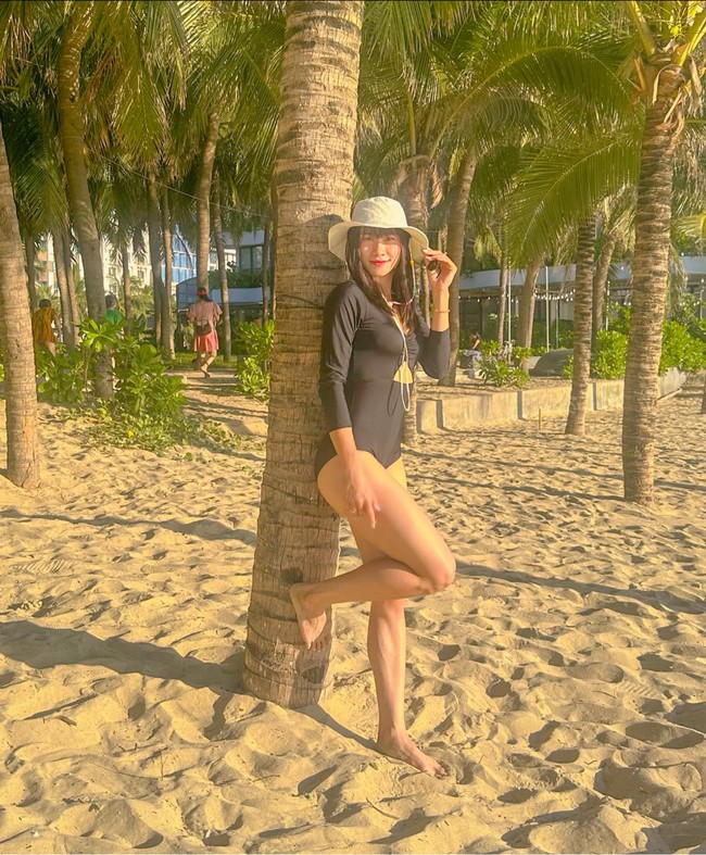 Hot girl '6 múi' của điền kinh Việt Nam khoe dáng nuột nà với bikini bên bờ biển  - Ảnh 4.