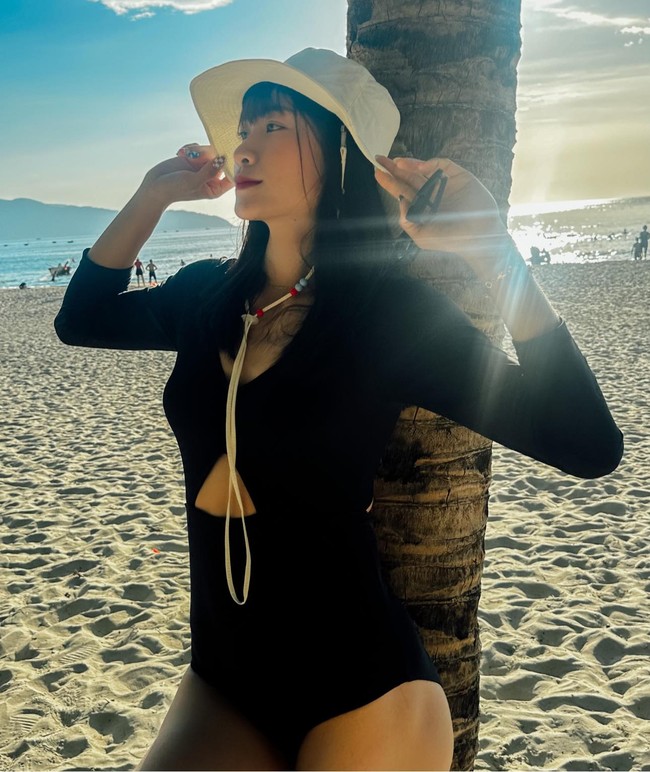 Hot girl '6 múi' của điền kinh Việt Nam khoe dáng nuột nà với bikini bên bờ biển  - Ảnh 5.