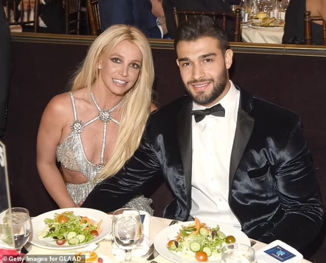 Sam Asghari đang 'đe dọa công khai thông tin cực kỳ đáng xấu hổ' về Britney Spears - Ảnh 2.