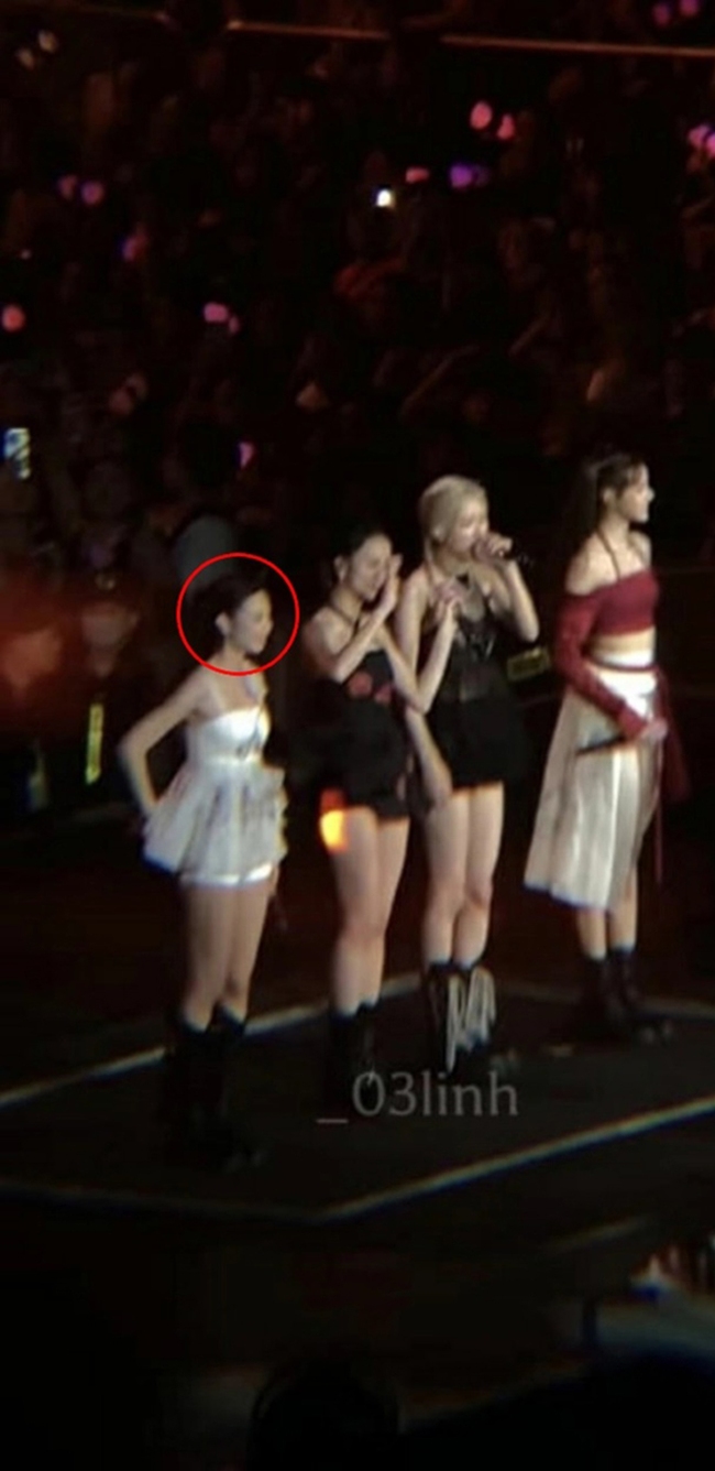 Chiều cao thật sự của Jennie Blackpink bị lộ sau khi tung 2 hình ảnh tại concert 'Born Pink' ở Hà Nội? - Ảnh 3.