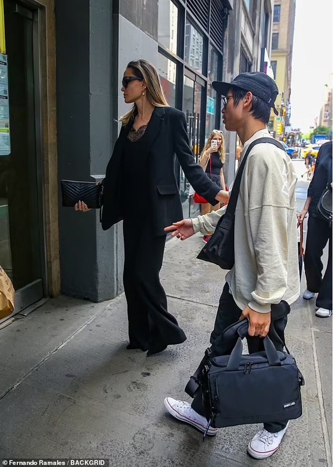 Pax Thiên trông thật cá tính, 'hộ tống' mẹ Angelina Jolie đi chơi - Ảnh 7.