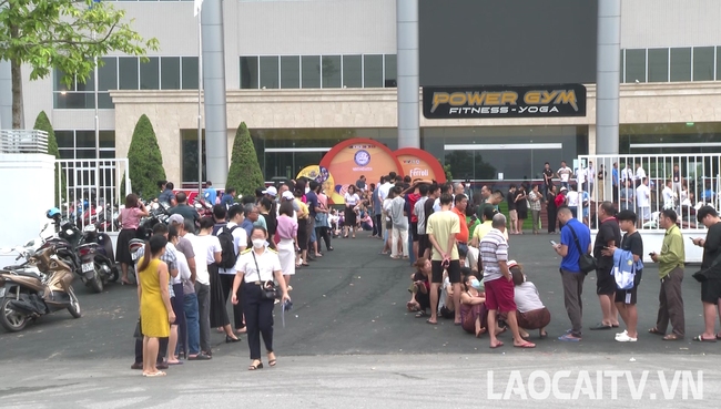 Khán giả xếp hàng từ 2h sáng, chờ mua vé xem VTV Cup tại Lào Cai - Ảnh 4.