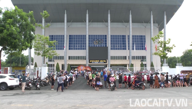 Khán giả xếp hàng từ 2h sáng, chờ mua vé xem VTV Cup tại Lào Cai - Ảnh 5.