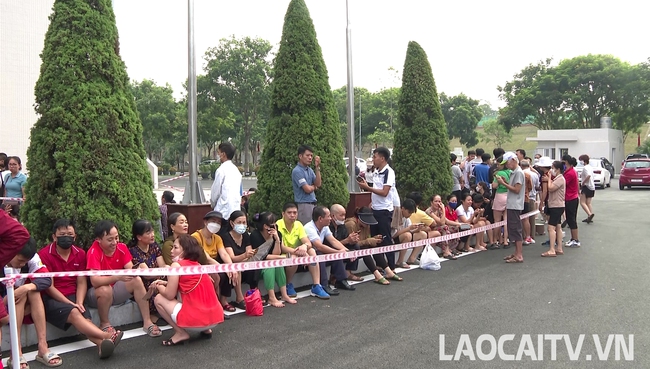 Khán giả xếp hàng từ 2h sáng, chờ mua vé xem VTV Cup tại Lào Cai - Ảnh 2.