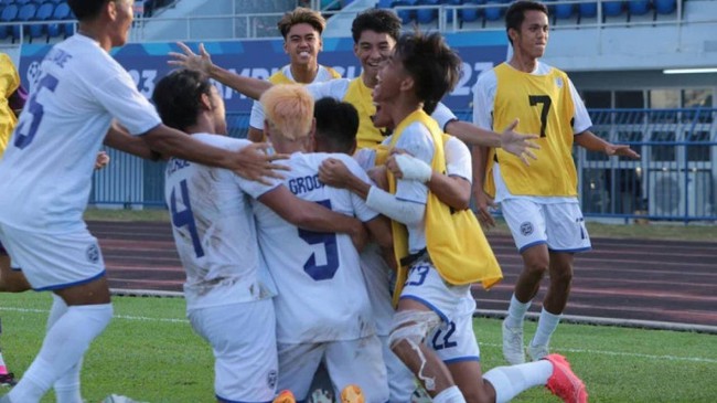 U23 Philippines và U23 Lào tự níu chân nhau, U23 Việt Nam chưa đá đã rộng cửa bán kết - Ảnh 2.