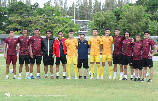 HLV Hoàng Anh Tuấn căn dặn cầu thủ bị loại, U23 Việt Nam hạ quyết tâm thắng Lào - Ảnh 2.