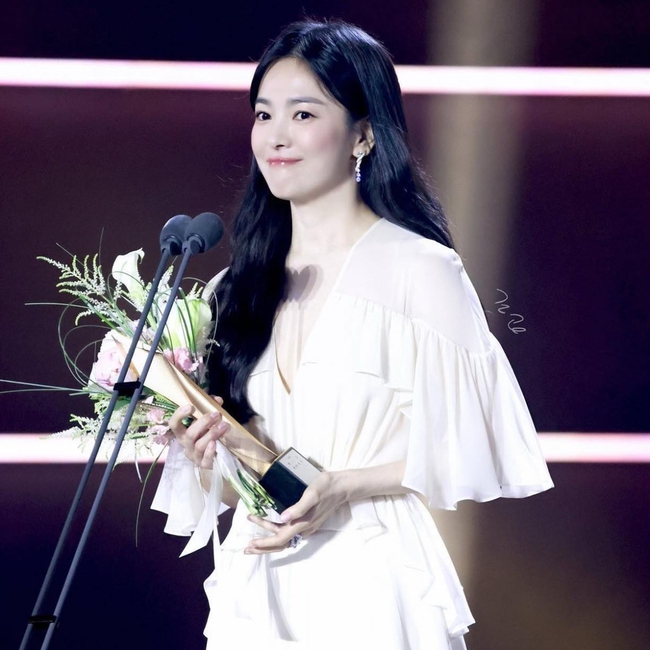 Song Hye Kyo nói về hành trình diễn xuất và cuối cùng được sự công nhận ở độ tuổi 40 - Ảnh 2.