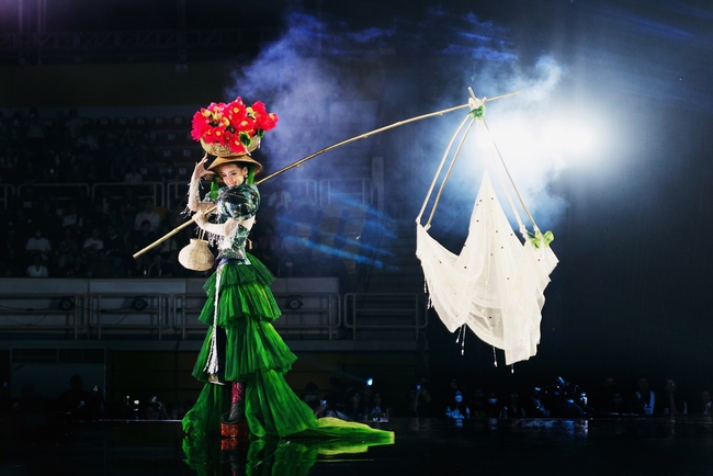 Những bộ trang phục dân tộc gần 1 tỉ đồng ở Miss Grand Vietnam 2023 - Ảnh 3.