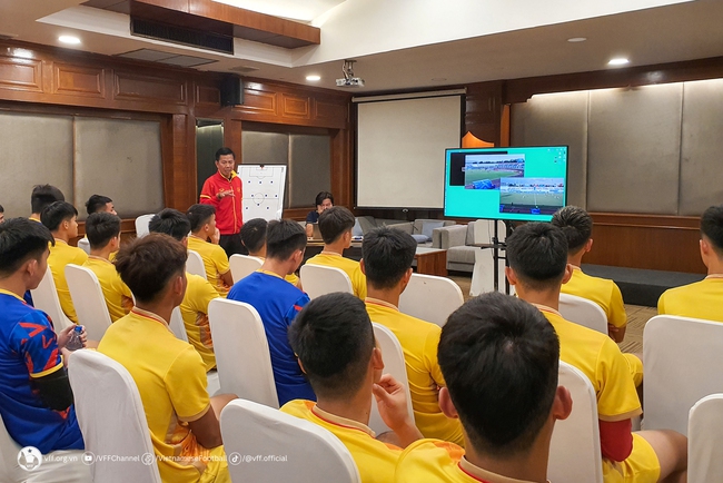 U23 Việt Nam hoán đổi đội hình, HLV Hoàng Anh Tuấn gây bất ngờ trước Philippines - Ảnh 2.