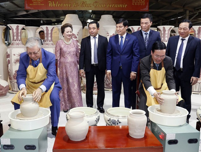 Chủ tịch nước Võ Văn Thưởng và Tổng thống Kazakhstan Kassym-Jomart Tokayev thăm làng gốm Chu Đậu - Ảnh 7.