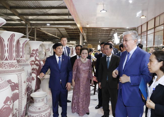 Chủ tịch nước Võ Văn Thưởng và Tổng thống Kazakhstan Kassym-Jomart Tokayev thăm làng gốm Chu Đậu - Ảnh 2.