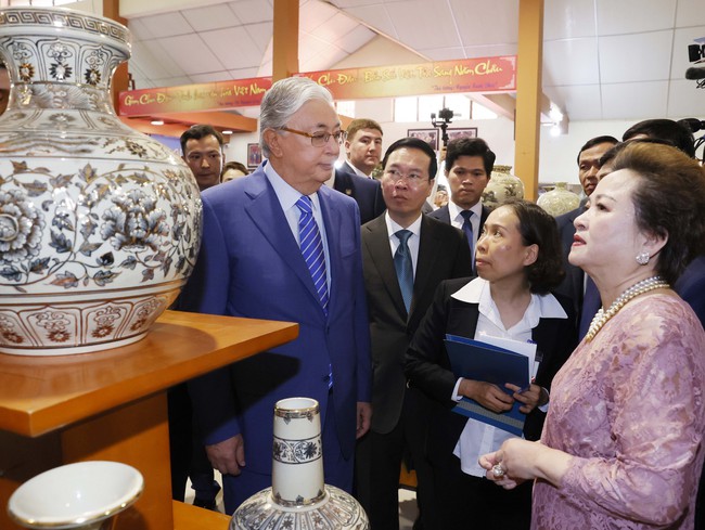 Chủ tịch nước Võ Văn Thưởng và Tổng thống Kazakhstan Kassym-Jomart Tokayev thăm làng gốm Chu Đậu - Ảnh 3.