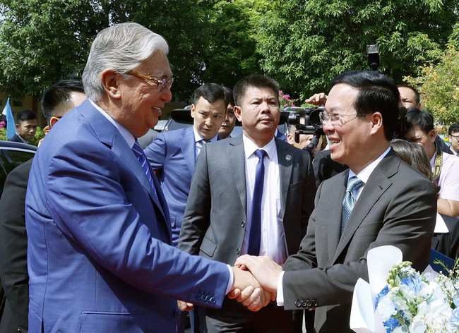 Chủ tịch nước Võ Văn Thưởng và Tổng thống Kazakhstan Kassym-Jomart Tokayev thăm làng gốm Chu Đậu - Ảnh 1.