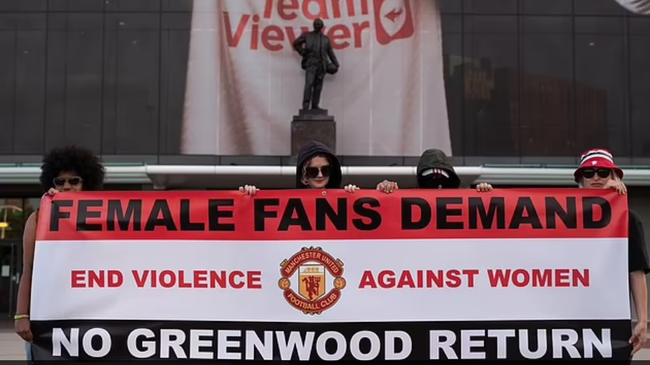 fan MU phản đối Greenwood ở lại Old Trafford