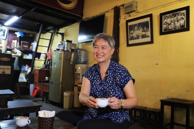 Bộ trưởng Bộ Ngoại giao Australia đi dạo Hồ Hoàn Kiếm, thưởng thức cà phê trứng ở phố cổ Hà Nội - Ảnh 3.