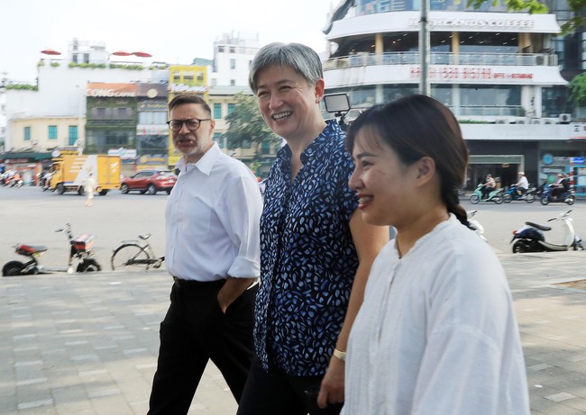 Bộ trưởng Bộ Ngoại giao Australia đi dạo Hồ Hoàn Kiếm, thưởng thức cà phê trứng ở phố cổ Hà Nội - Ảnh 1.