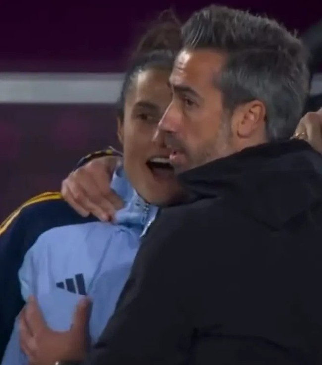 HLV Jorge Vilda bị chỉ trích vì hành động phản cảm với nữ trợ lý khi ăn mừng bàn thắng - Ảnh 3.