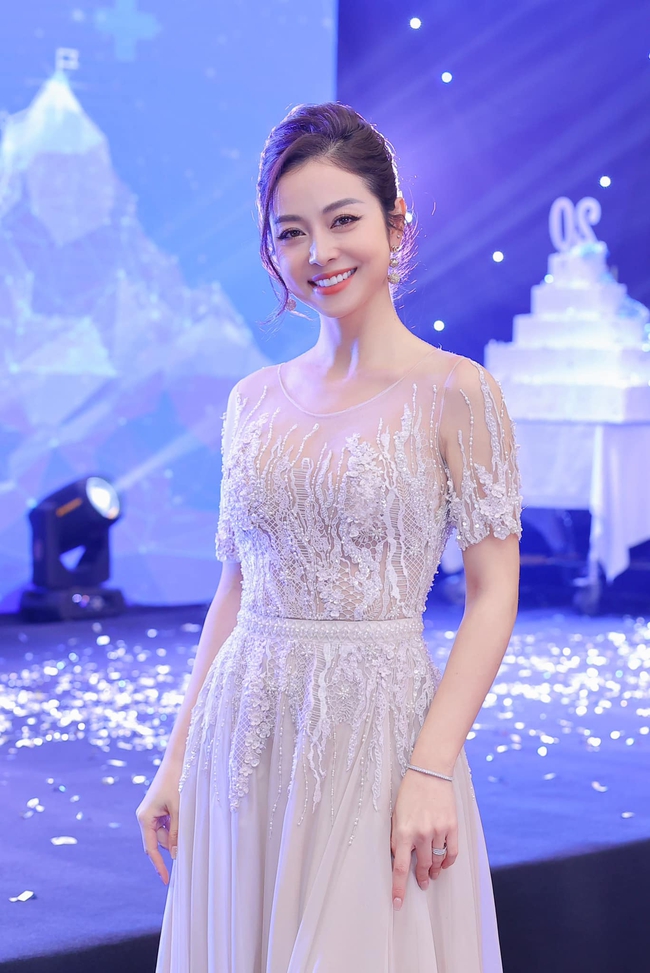 Hoa hậu Jennifer Phạm chọn đầm tôn eo, diện đẹp từ công sở tới đi chơi - Ảnh 1.