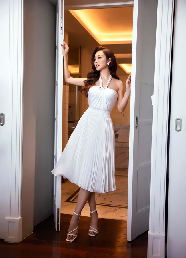 Hoa hậu Jennifer Phạm chọn đầm tôn eo, diện đẹp từ công sở tới đi chơi - Ảnh 5.