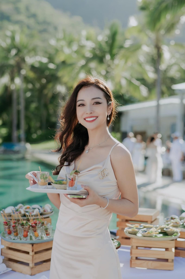Hoa hậu Jennifer Phạm chọn đầm tôn eo, diện đẹp từ công sở tới đi chơi - Ảnh 2.