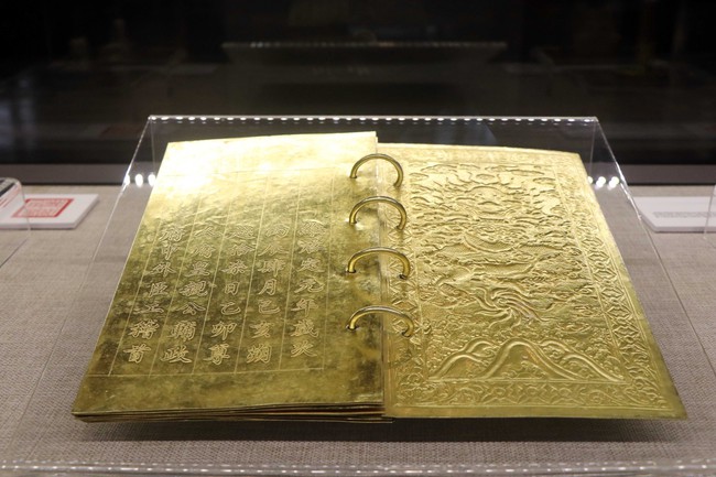 Chiêm ngưỡng những hiện vật chế tác bằng vàng bạc từ thời Vua Khải Định - Ảnh 3.
