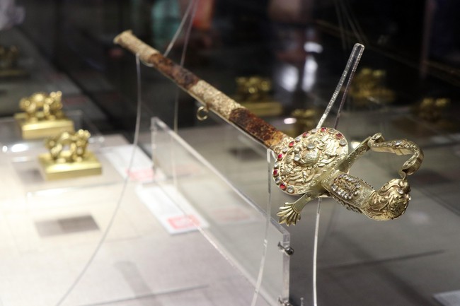 Chiêm ngưỡng những hiện vật chế tác bằng vàng bạc từ thời Vua Khải Định - Ảnh 6.
