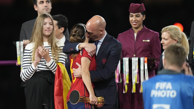 Nữ cầu thủ bị 'cưỡng hôn' lên tiếng, Chủ tịch LĐBĐ Tây Ban Nha gặp rắc rối lớn - Ảnh 2.