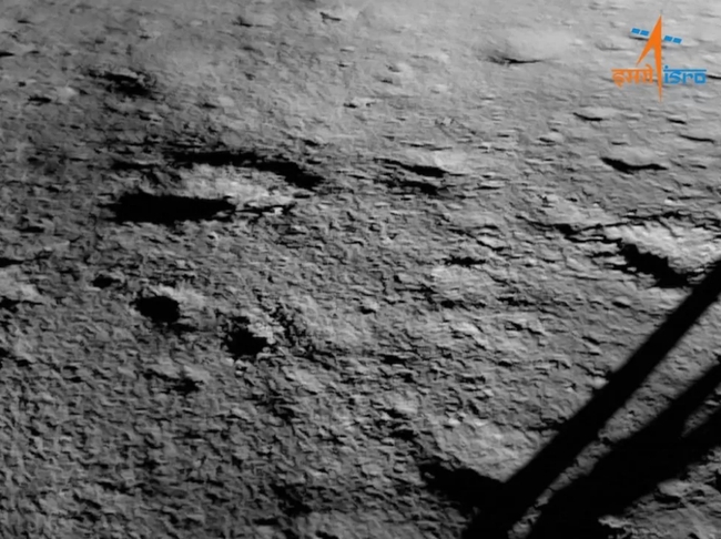 Chandrayaan-3: Xe thám hiểm Pragyaan của Ấn Độ đi dạo trên Mặt Trăng - Ảnh 1.