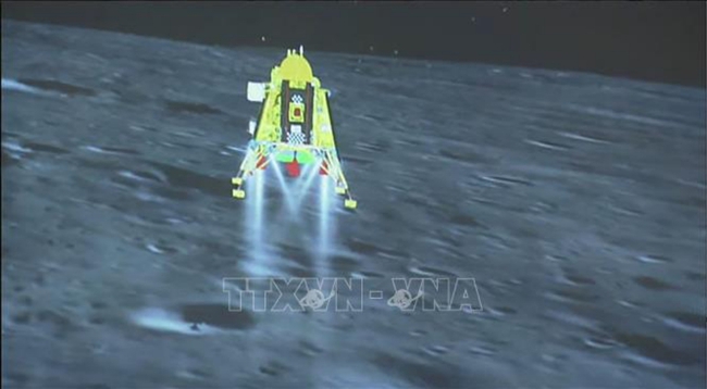 Chandrayaan-3: Xe thám hiểm Pragyaan của Ấn Độ đi dạo trên Mặt Trăng - Ảnh 2.