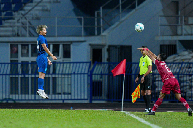 HLV Hoàng Anh Tuấn chống bóng bổng của U23 Indonesia - Ảnh 1.