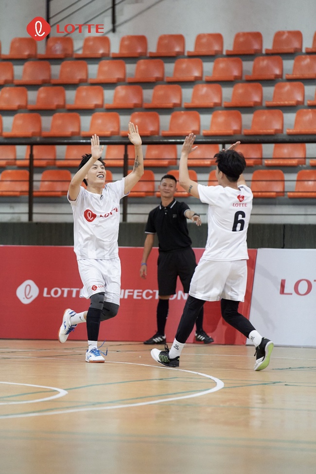 LOTTE Futsal Allstar Challenge: Phó chủ tịch VFF trao tặng bằng khen cho tập đoàn LOTTE - Ảnh 1.