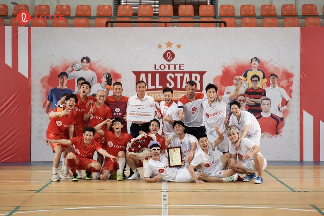 LOTTE Futsal Allstar Challenge: Phó chủ tịch VFF trao tặng bằng khen cho tập đoàn LOTTE - Ảnh 2.